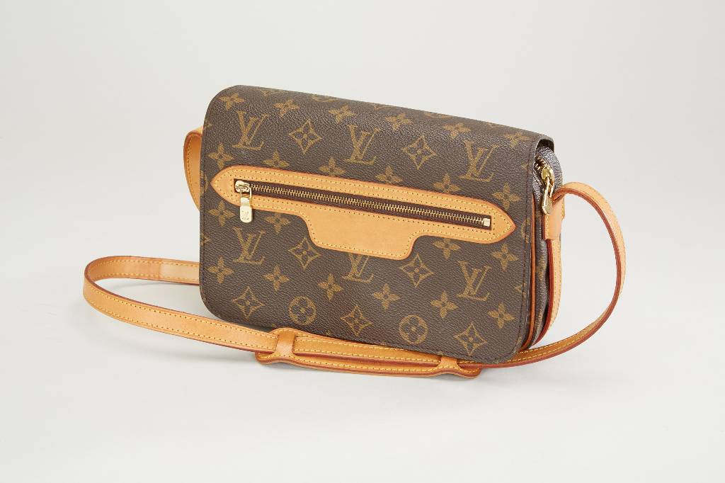 LOUIS VUITTON Umhängetasche, Monogram Canvas, Umhängeriemen, RV, aufgesetzte RV-Tasche, Verschluß durch Frontklappe mit Druckknopf, rücks. ...