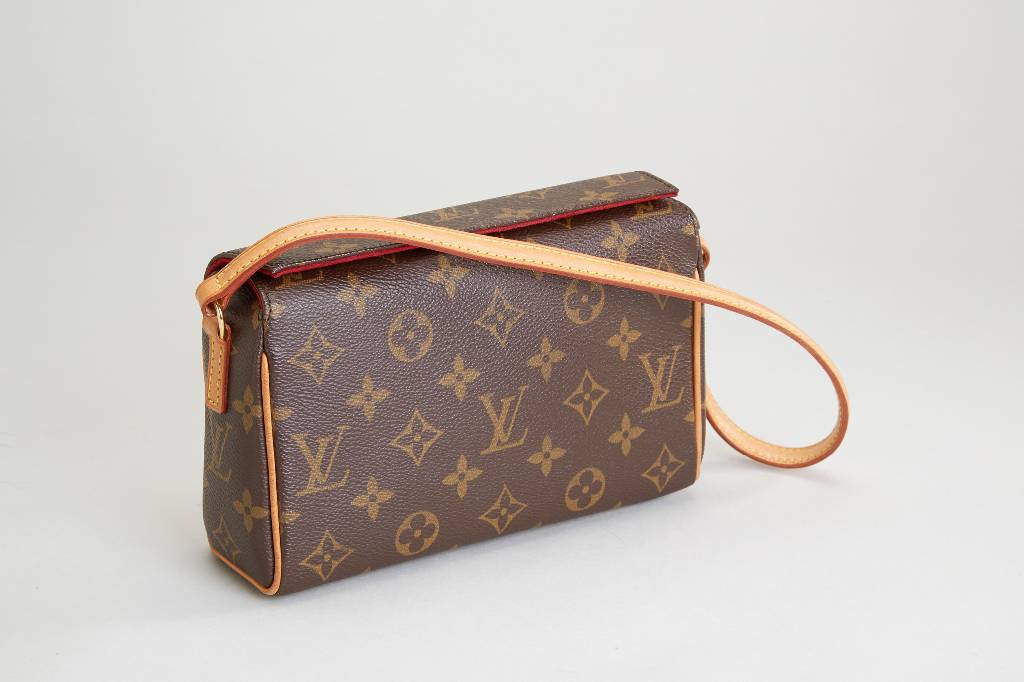 LOUIS-VUITTON Schultertasche, Monogram Canvas, Verschluß durch Druckknopf auf der oberen Innenseite, kleiner Schulterriemen, rote Innenausstattung, ...