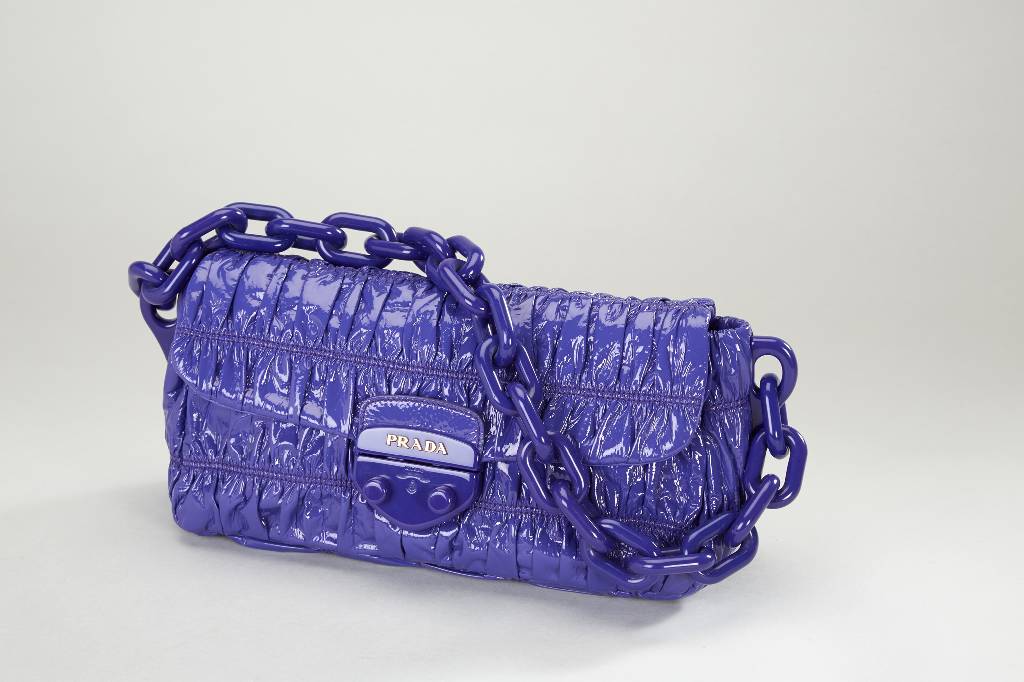 Ausgefallene PRADA Abendtasche, violett- farbenes Lackleder, innen Nappaleder und Stoffmit Prada-Emblem, eine Innentasche mit Reißverschluß, ...