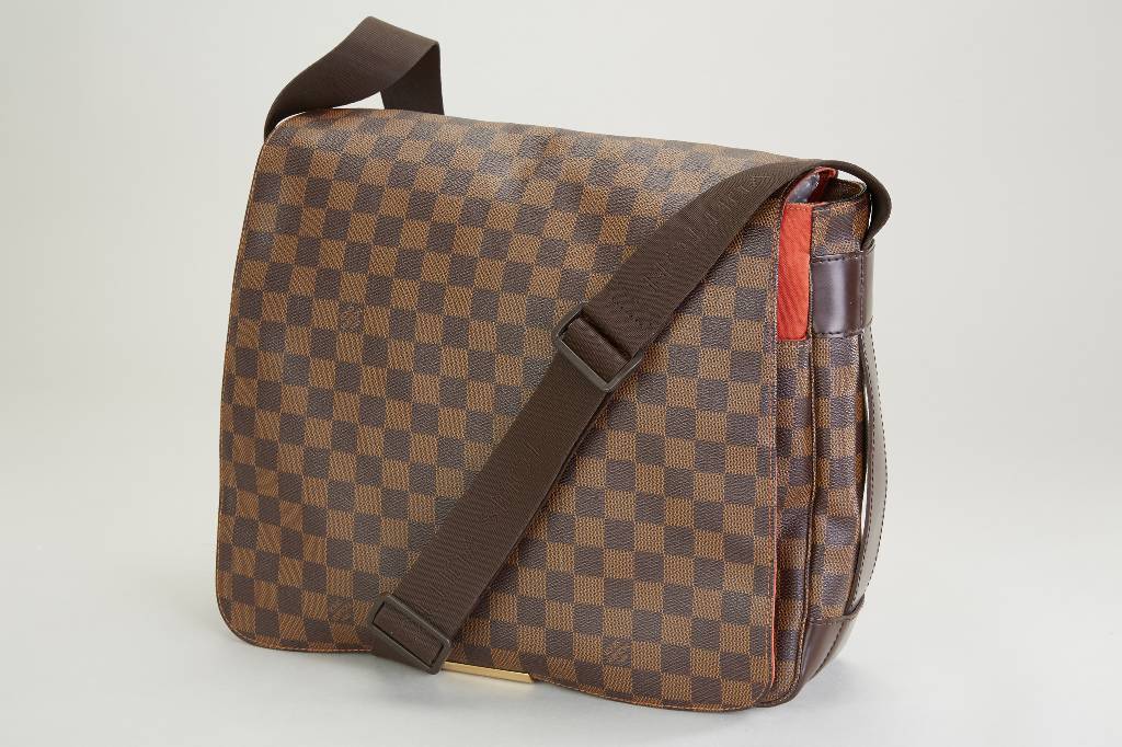LOUIS VUITTON, Modell Bastille, rotes Innenfutter, mit Orig.-Rechnung und Dust-Bag, num., verstellbarer Schultergurt, min. Tragespuren, ca. 35 x 29 ...