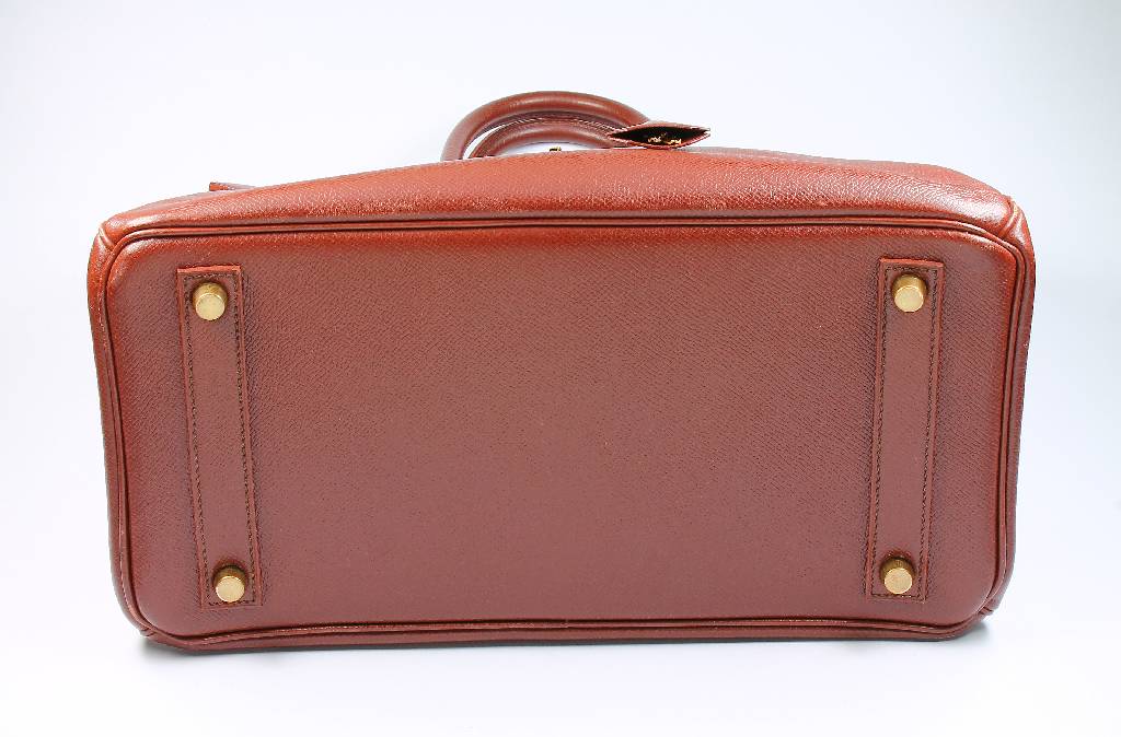 Detail e: HERMES sac haut a courroie, dunkelbraunes Leder, Innenfach (lt. fleckig), Seitentasche mit Reißverschluß, Gebr.-Spuren, ca. 33 x 29 x 17 cm, mit ...