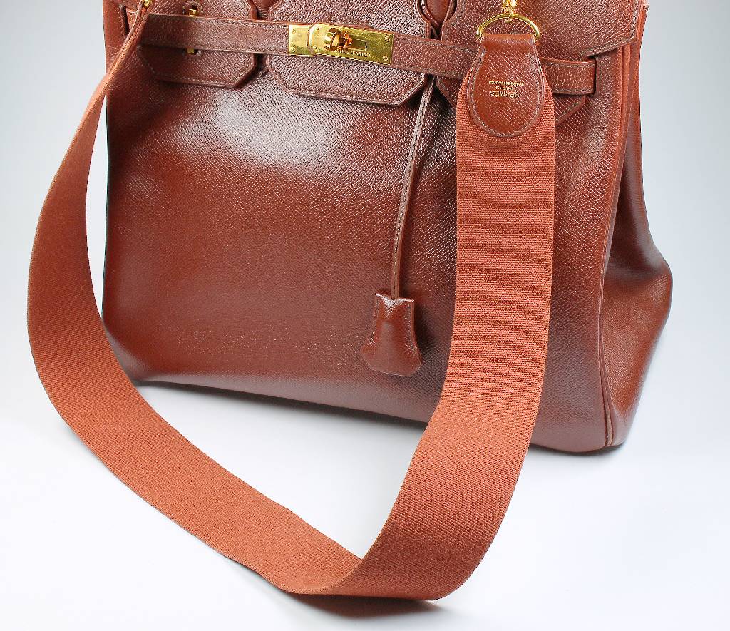 Detail f: HERMES sac haut a courroie, dunkelbraunes Leder, Innenfach (lt. fleckig), Seitentasche mit Reißverschluß, Gebr.-Spuren, ca. 33 x 29 x 17 cm, mit ...