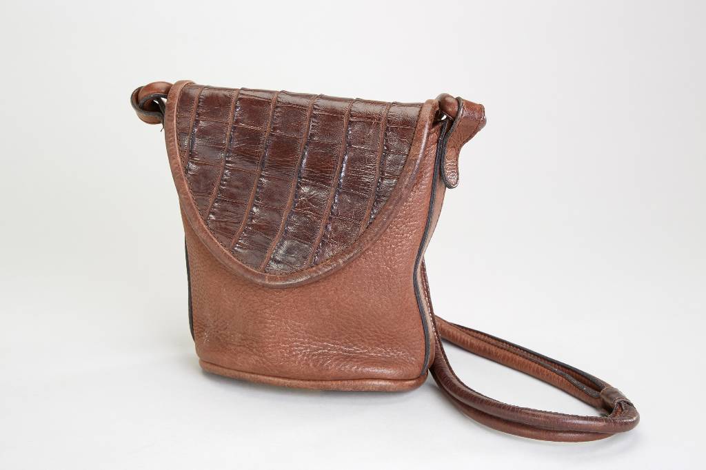 JIL SANDER Umhängetasche, braunes Leder, dunkelbraunes Innenfutter (besch.), 1 x mit Reißverschluß, stärkere Gebr.-Spuren, doppelter ...