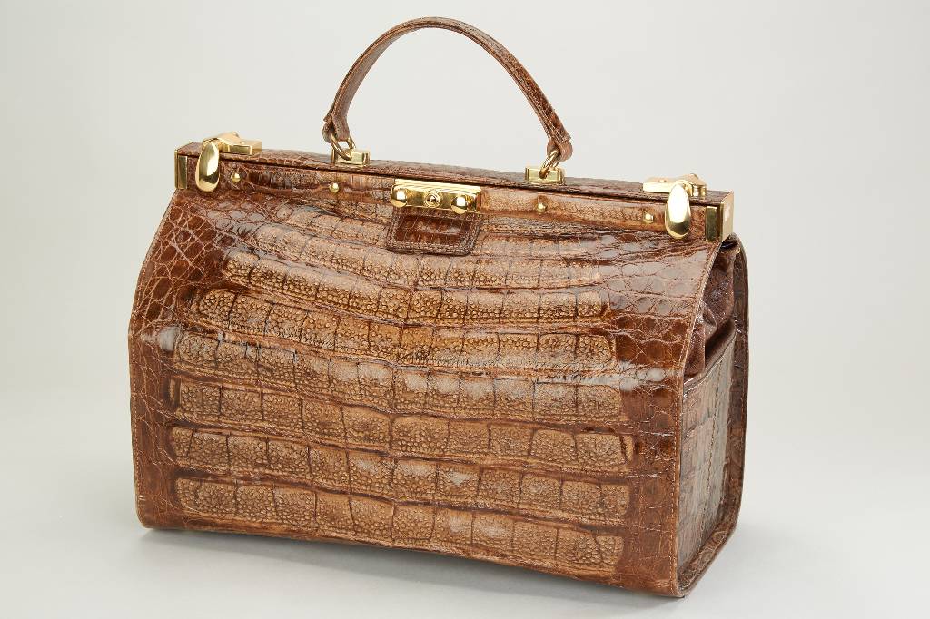 Doctor's Bag aus hellbraunem Krokoleder, Monturen Metall vergoldet, Inneneinrichtung aus braunem Glattleder, 2 Einsteckfächer, 1 ...