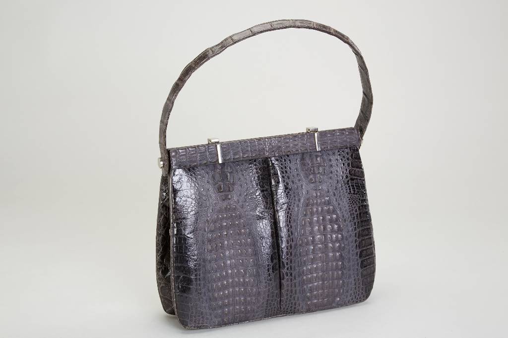 Handtasche, silbergraues Krokodilleder, Frontseite mit 2 Rückenpartien, gespiegelt verlegt, Ränder doppelt gesäumt, ausgesuchte Bauchpartien, ...