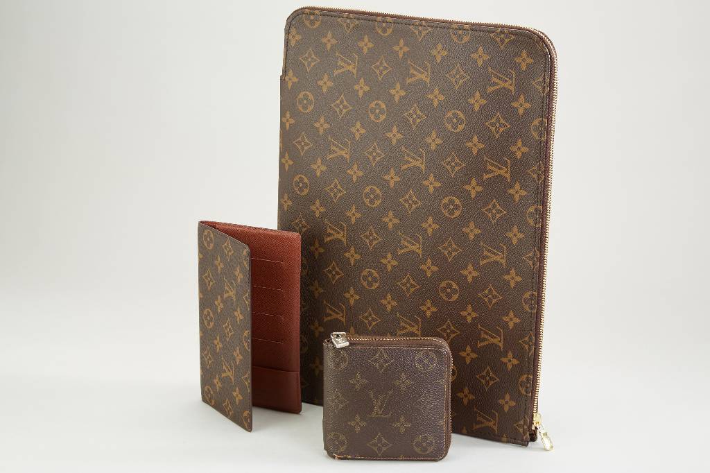Konvolut Louis Vuitton, Monogram Canvas, best. aus: 1x Dokumentenmappe, braunes Innen- futter, ca. 38 x 27.5 cm, 1x Brieftasche, Scheinfach, ...