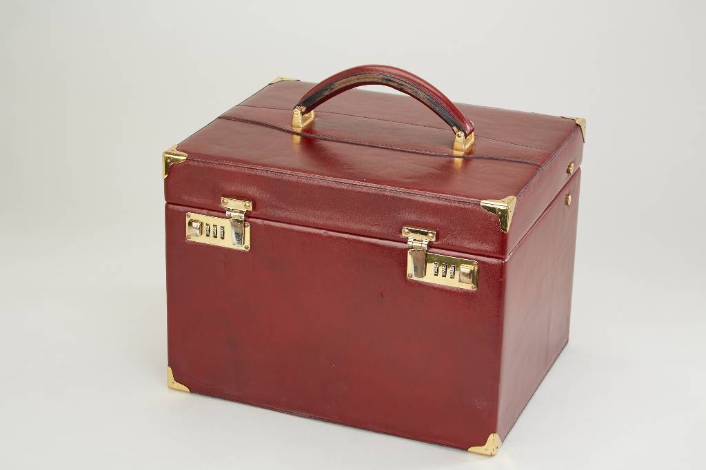 GOLDPFEIL Beauty Case, bordeauxfarbenes Leder, Innenausstattung braun schwarz mit Goldpfeilemblem, mit Kunststoff überzogen, großes Innenfach, mit ...