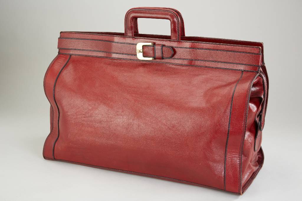 GOLDPFEIL Reisetasche, bordeauxfarbenes Leder, Innenausstattung braun und schwarz mit Goldpfeil Emblem, großes Innenfach mit Reißverschluß, ...
