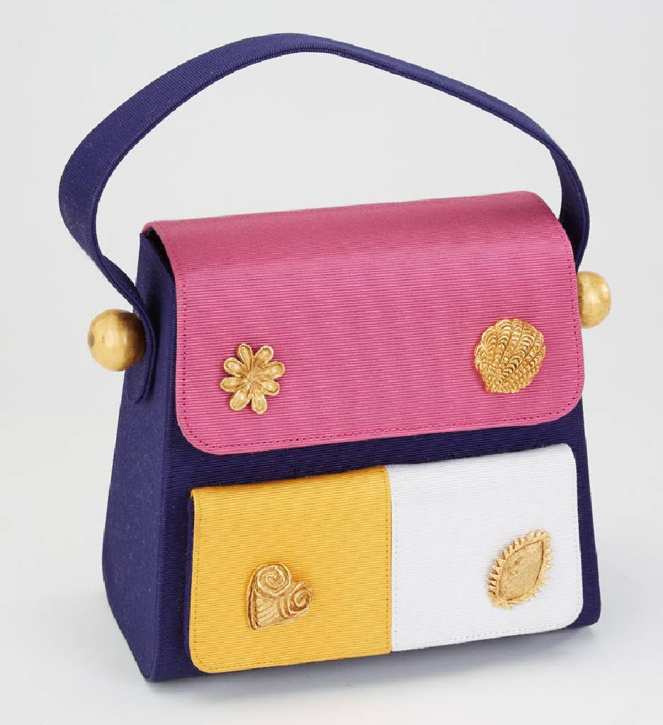 CHRISTIAN LACROIX Handtasche, dunkelblauer Stoffkorpus mit rosa Verschlußdeckel, Außenfach in Gelb und Weiß, Beschläge und Applikationen Metall ...