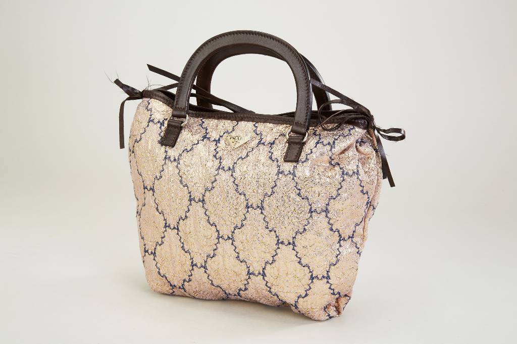 PRADA Handtasche, Limited Edition Goldbrokat, braune Inneneinrichtung, seitl. Innentasche mit Reißverschluss, Tragegriffe, ca. 30 x 23 cm, ...
