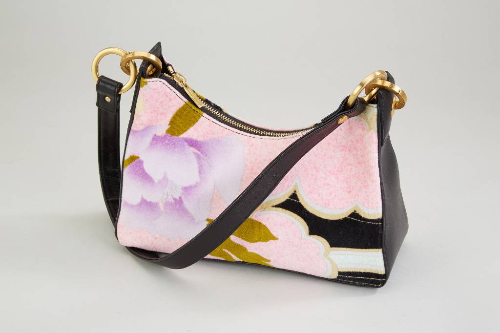 LEONARD-Handtasche, Samt mit floralem Aufdruck, z.T. schwarzes Leder, schwarze Inneneinrichtung, seitl. Innentasche mit Reißverschluß, Beschläge ...