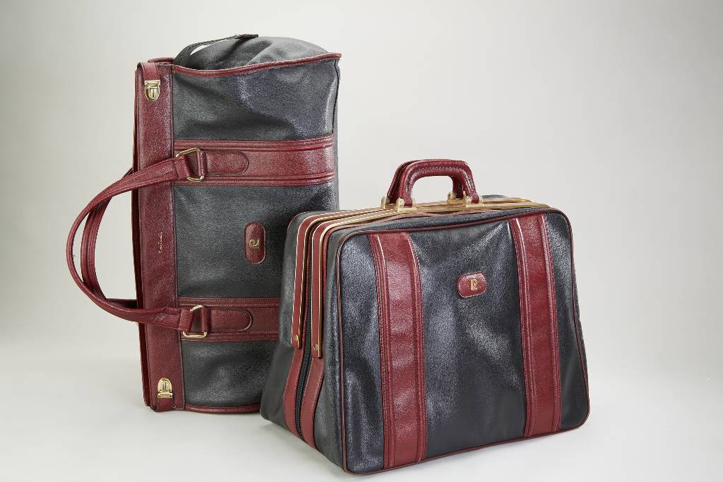 Reiseset "Pierre Cardin", schwarz, rotes Leder, best. aus: Reisetasche und -Koffer, l. Gebr.-Spuren, 1 x 35.5 x, 36.5 x 15.5 cm, 1 x 32 x ...