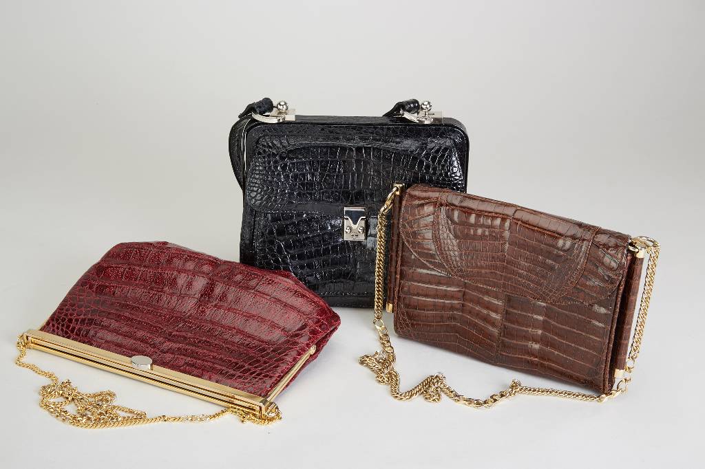 Konvolut 3 Krokotaschen, 1 x schwarzes Leder, Beschläge und Monturen Metall, großes Innenfach mit 2 seitl. Einschubtaschen, 1 x mit ...