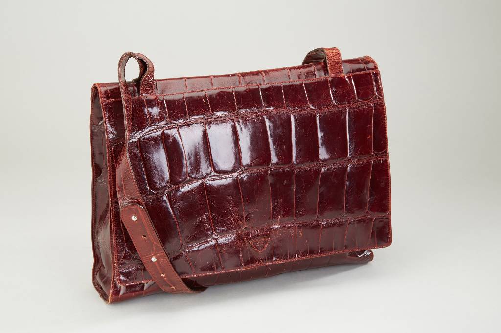 JOOP-Krokotasche, rot gefärbtes Leder, Bauchpartien, Innen cremefarb. Leder, großes Innenfach mit seitl. Einschubtasche undReißverschluß, ...