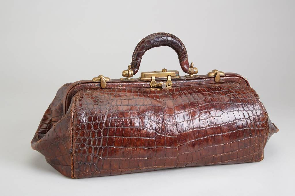 Docotor's Bag, braunes Krokoleder, USA 30/40er Jahre, Messing-Beschläge, stärkere Gebr.- und Lagerspuren, Boden min. besch., Prägung: Patd. ...