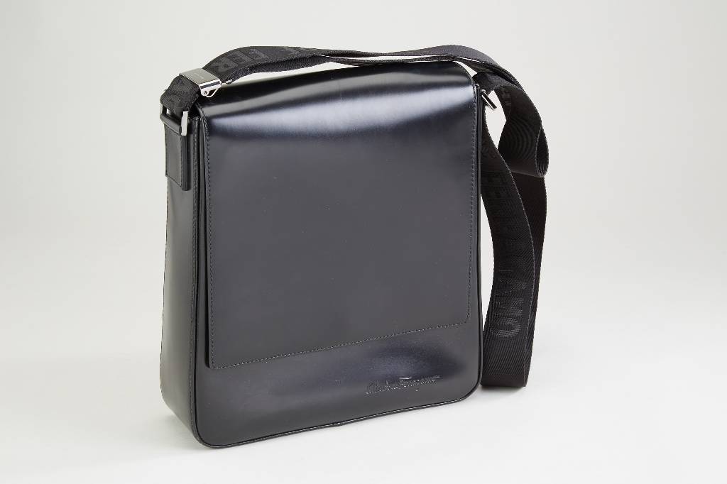 Salvatore FERRAGAMO Messenger-Bag, schwarzes Kalbsleder, Trageriemen aus schwarzem Nylon, Monturen Metall, großes Innenfach mit ...