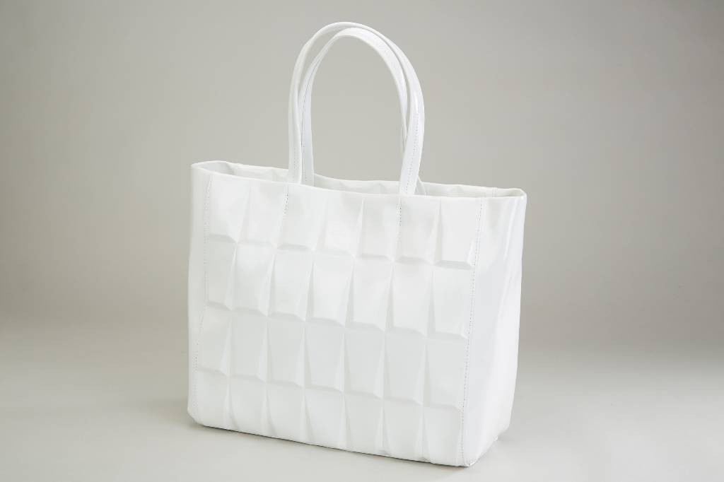 CALVIN-KLEIN-Shopper Macromineral, weißes Leder in Glanzoptik, Front-u. Rückseite Facettenmuster, Tragegriffe, sep. Umhängeriemen, Schlüssel, ...