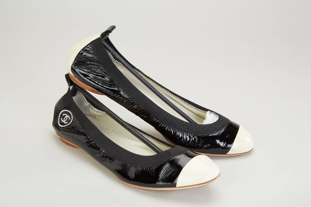 CHANEL Ballerinas, Gr. 41, schwarzes Knautschlackleder, Spitzen und Fersen eierschalenfarbenes Lackleder, oberer Rand Gummistretch, ungetragen ...