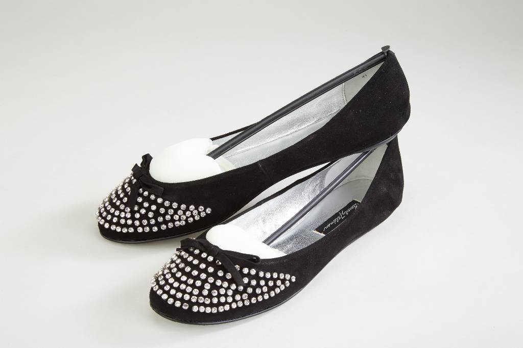 Paar BEVERLY FELDMANN Ballerinas, Gr. 41, schwarzes Wildleder mit Straßbesatz, Innenfutter Leder, silberfarben, Sohle silberfarben mit ...