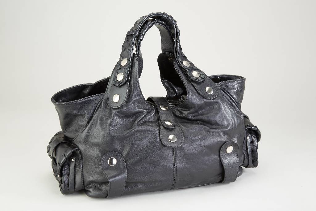 CHLOÉ Handtasche, schwarzes Leder, Nieten- und Riemenverzierung, 2 Tragegriffe, Verschlußriemen mit Druckknopf, Inneneinrichtung mit RV-Fach, auf ...