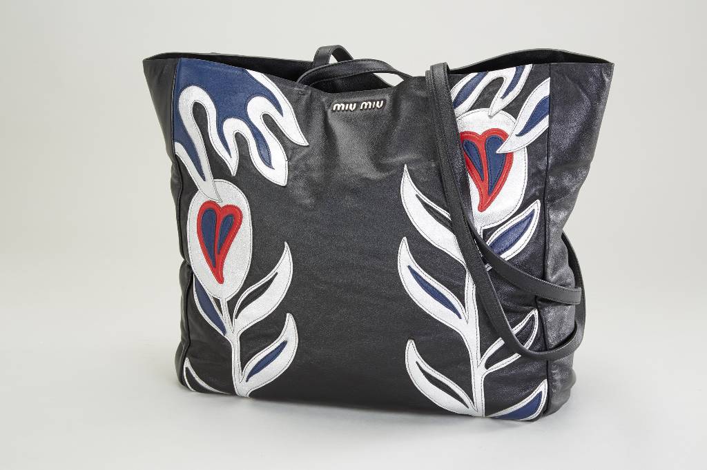 MIU MIU Shopper, schwarzes Leder, aufgenäh te florale Leder-Applikationen in Silber, Rot,Blau und Schwarz, Inneneinrichtung mit RV-Fach und ...