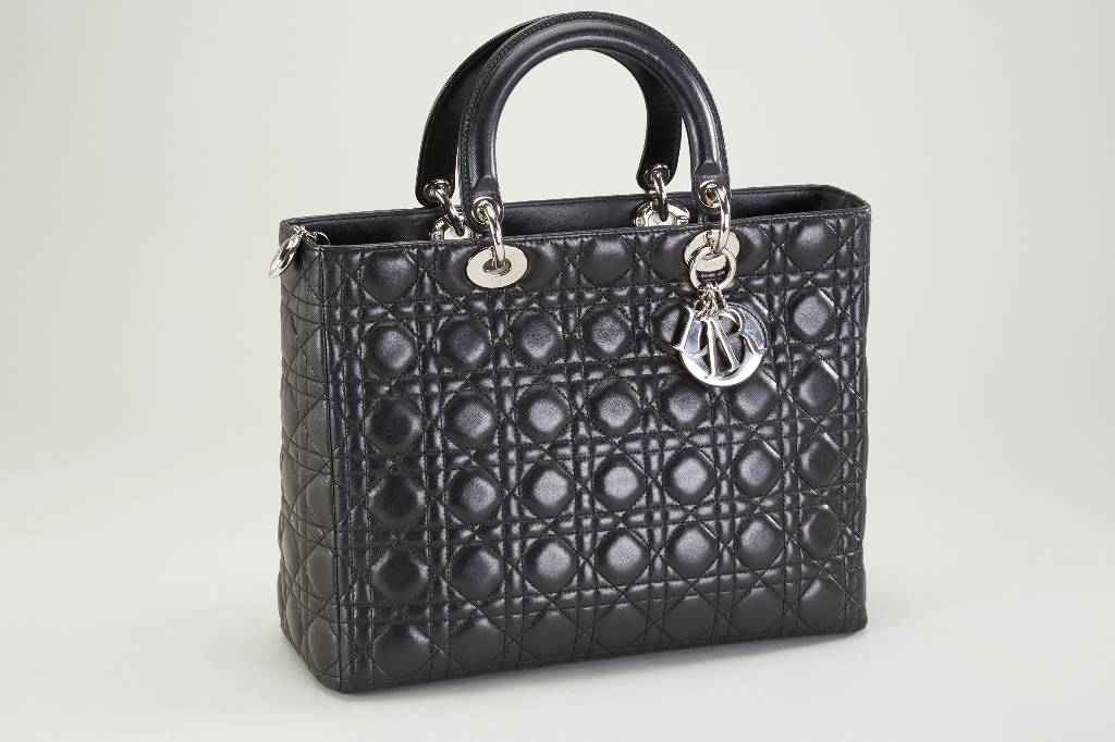 DIOR Handtasche, aus der Serie "Lady Dior", schwarzes Lammleder, Aussenseite mit DIOR Abhängung, Inneneinrichtung in Rot, großes ...