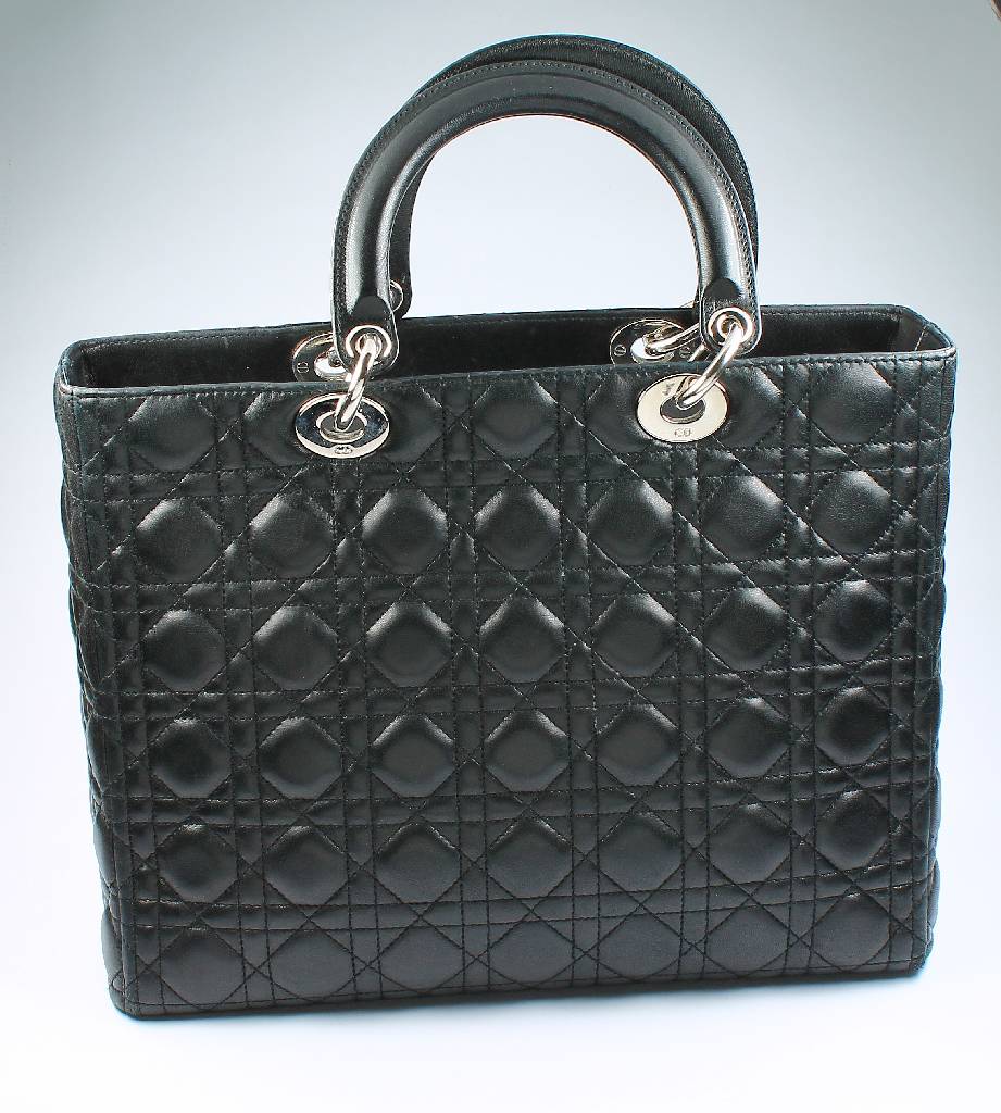 Detail a: DIOR Handtasche, aus der Serie "Lady Dior", schwarzes Lammleder, Aussenseite mit DIOR Abhängung, Inneneinrichtung in Rot, großes ...