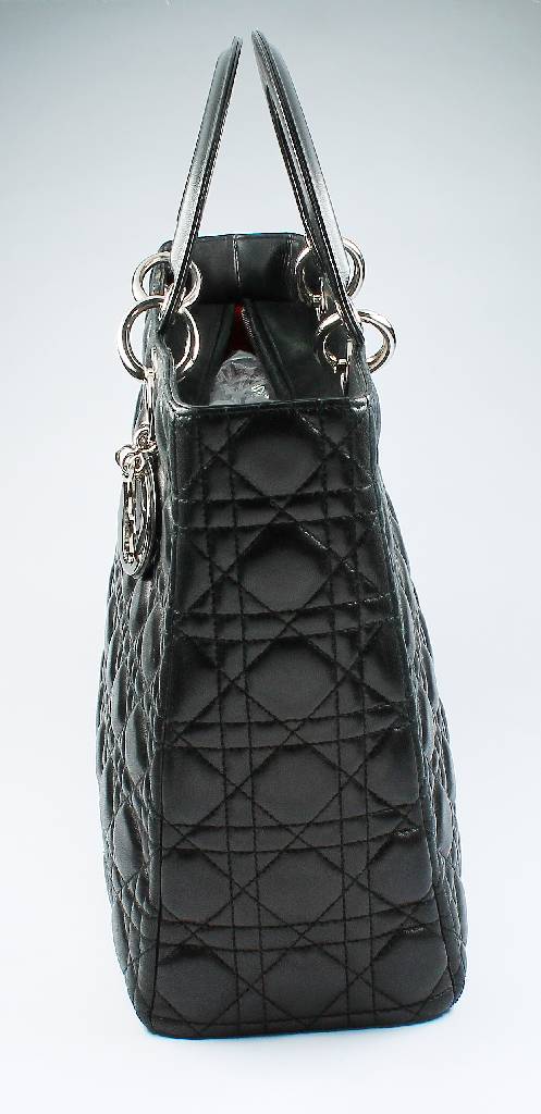 Detail b: DIOR Handtasche, aus der Serie "Lady Dior", schwarzes Lammleder, Aussenseite mit DIOR Abhängung, Inneneinrichtung in Rot, großes ...