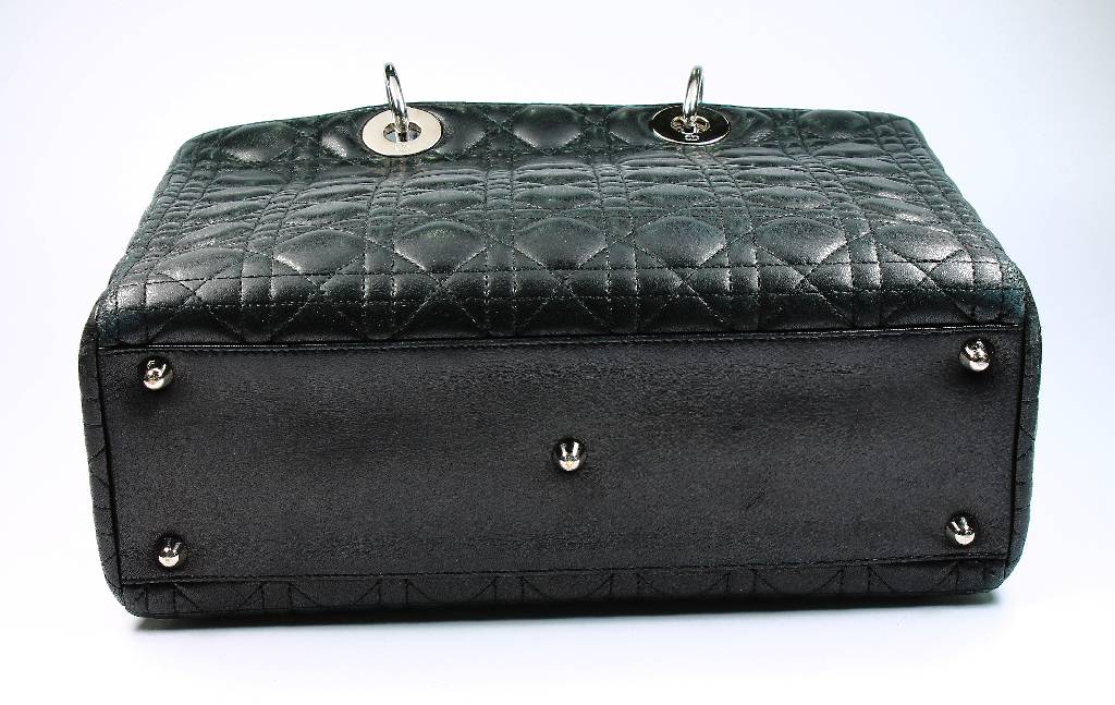 Detail c: DIOR Handtasche, aus der Serie "Lady Dior", schwarzes Lammleder, Aussenseite mit DIOR Abhängung, Inneneinrichtung in Rot, großes ...