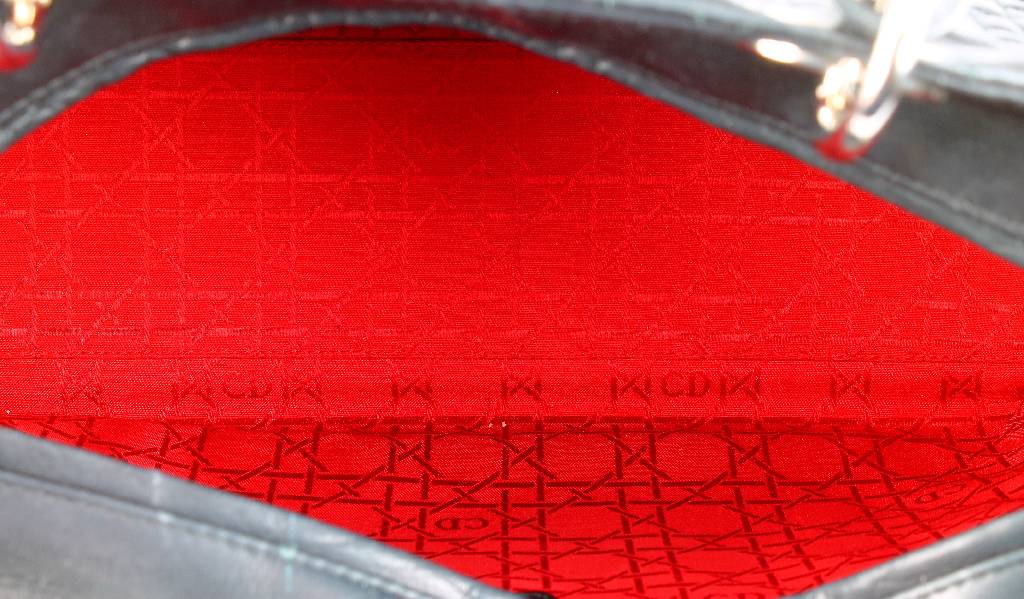 Detail d: DIOR Handtasche, aus der Serie "Lady Dior", schwarzes Lammleder, Aussenseite mit DIOR Abhängung, Inneneinrichtung in Rot, großes ...