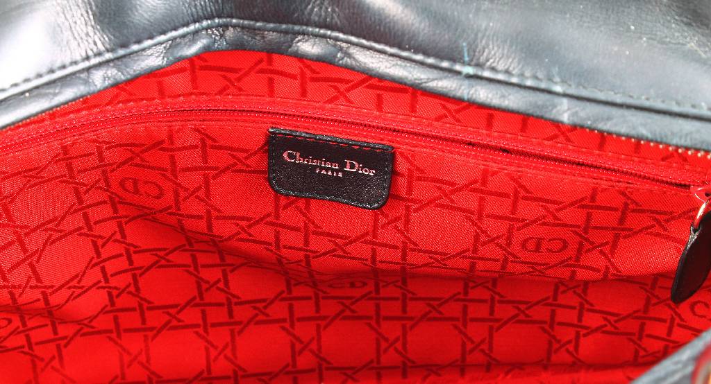 Detail e: DIOR Handtasche, aus der Serie "Lady Dior", schwarzes Lammleder, Aussenseite mit DIOR Abhängung, Inneneinrichtung in Rot, großes ...
