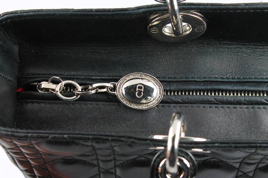 Detail f: DIOR Handtasche, aus der Serie "Lady Dior", schwarzes Lammleder, Aussenseite mit DIOR Abhängung, Inneneinrichtung in Rot, großes ...