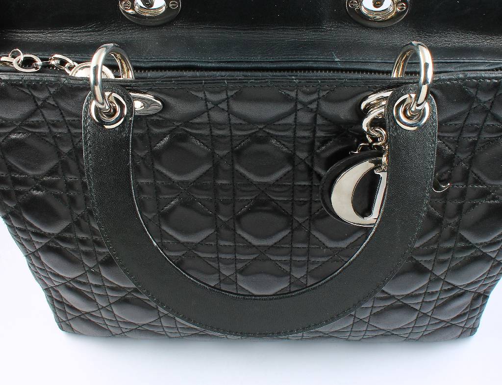 Detail g: DIOR Handtasche, aus der Serie "Lady Dior", schwarzes Lammleder, Aussenseite mit DIOR Abhängung, Inneneinrichtung in Rot, großes ...