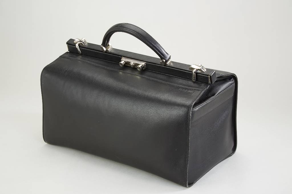 Goldpfeil Doctor's Bag, schwarzes Leder, Monturen Metall, großes braunes Innenfach mit seitl. Einschubtasche mit Reißverschluß, Gebr.-Sp., ...