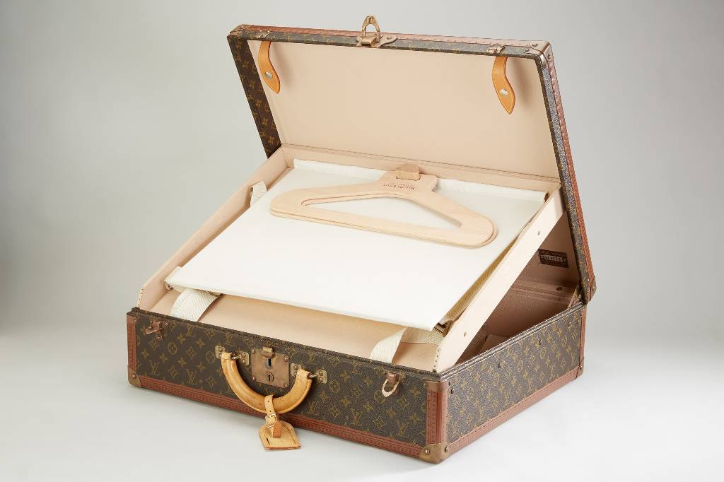 Louis-Vuitton Koffer, Modell Alzer, 1970er Jahre, Monogramm Canvas, abgerundeter Ledergriff, Innenausstattung mit Spanngurten und herausnehmbarem ...