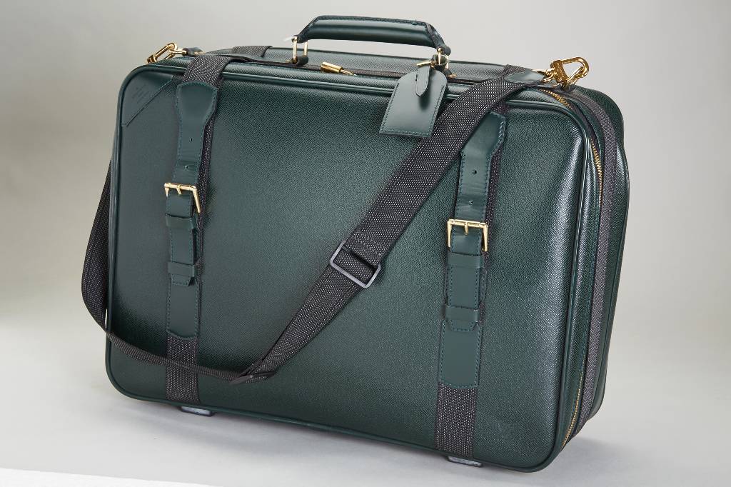 LOUIS-VUITTON Koffer, Modell Satellite Taiga , grünes Epileder, Innenfutter aus grauem Wildleder, Beschläge vergoldet, mit Adressanhänger, ...