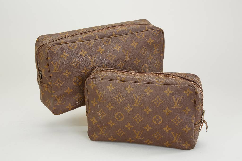 Konvolut 2 Kulturbeutel LOUIS VUITTON, Monogramm Canvas, Modell Trouse toilette 28 cm bzw. 23 cm, Gebr.-Spuren