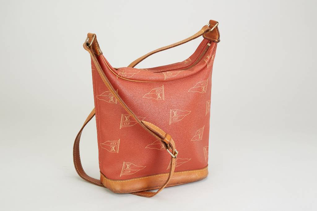LOUIS VUITTON Handtasche, Sonderedition AMERICA'S CUP 1995, Monogramm Canvas mit Flaggen-Motiv und LV-Cup, innen Einschub- tasche, ...