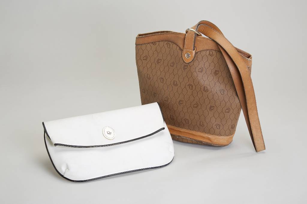 Konvolut 2 DIOR Handtaschen: 1 x Monogramm Canvas beschichtet, 1 Trageriemen, ca. 28 x 27cm; 1 x Clutch, weißes Leder, schwarze Paspelierung, ca. ...