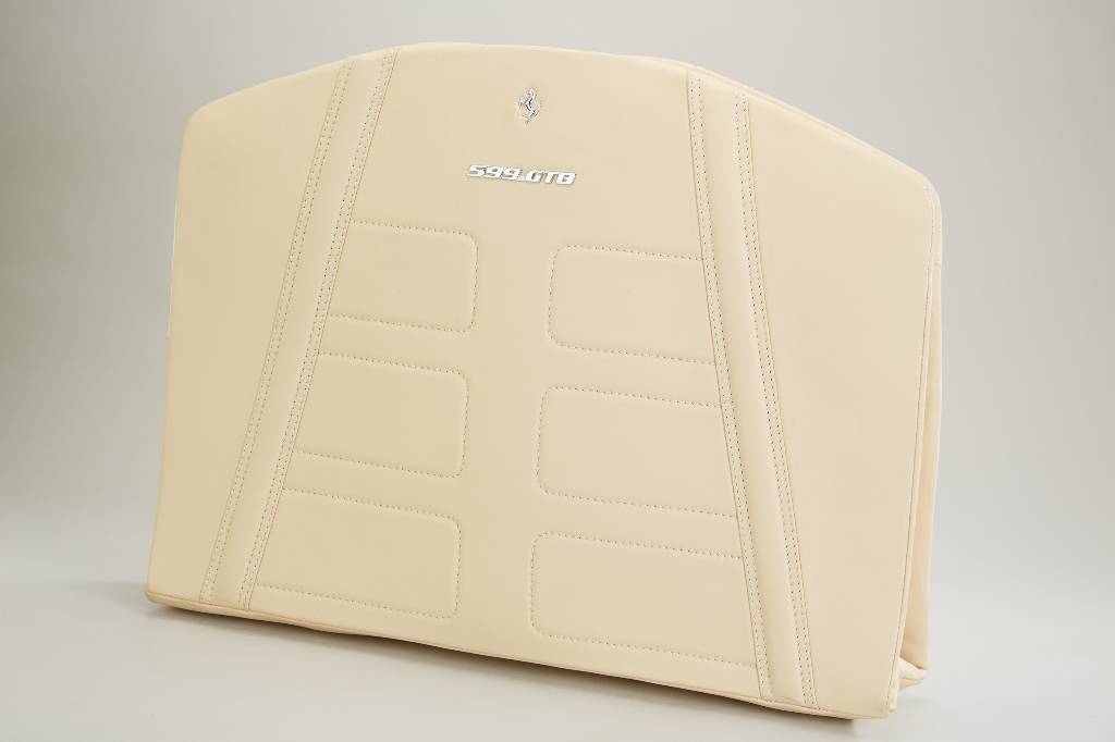 Detail c: 7-teil. Kofferset Ferrari 599 GTB Fiorano, speziell für den Innenraum des 599 GTB angefertigtes Kofferset aus feinstem Leder, Farbe Crema, Leder- ...