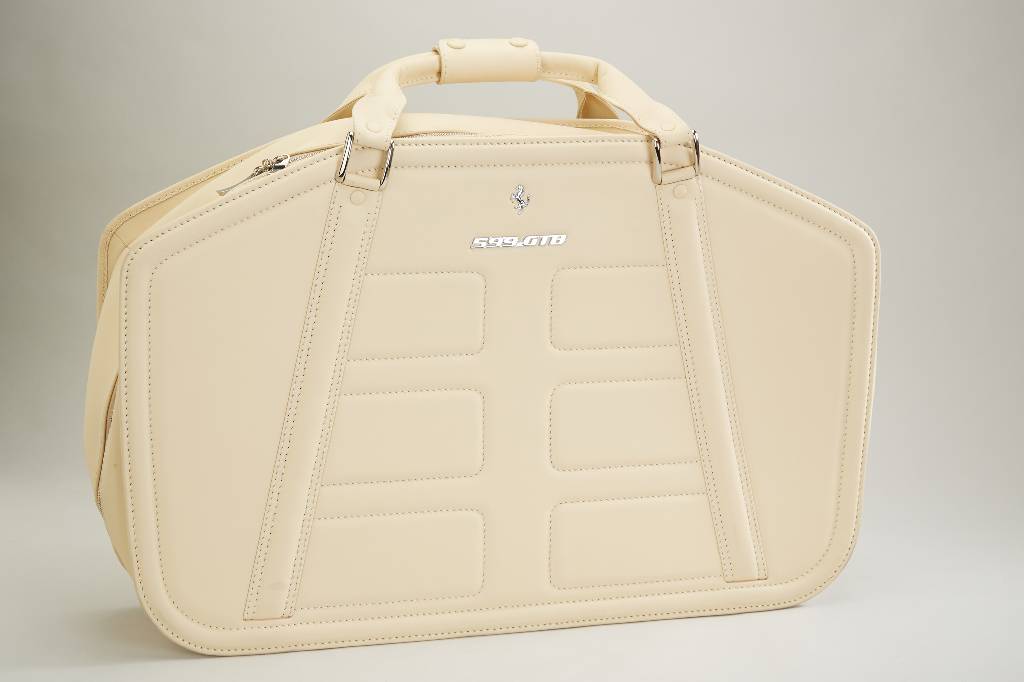 Detail d: 7-teil. Kofferset Ferrari 599 GTB Fiorano, speziell für den Innenraum des 599 GTB angefertigtes Kofferset aus feinstem Leder, Farbe Crema, Leder- ...