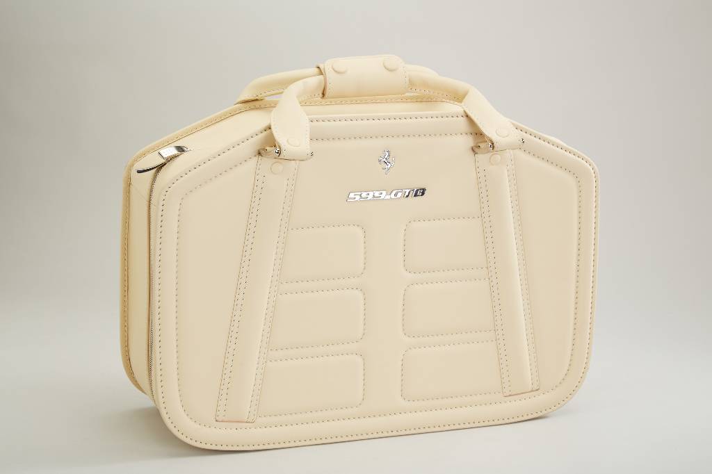 Detail f: 7-teil. Kofferset Ferrari 599 GTB Fiorano, speziell für den Innenraum des 599 GTB angefertigtes Kofferset aus feinstem Leder, Farbe Crema, Leder- ...