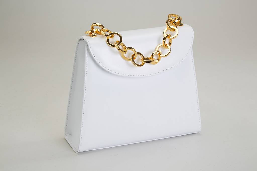 Salvatore FERRAGAMO Handtasche, weißes Leder, Tragehenkel im goldfarb. Kettendesign, Schultergurt abnehmbar, innen schwarzes Leder,mit Ref.-Nr., ...