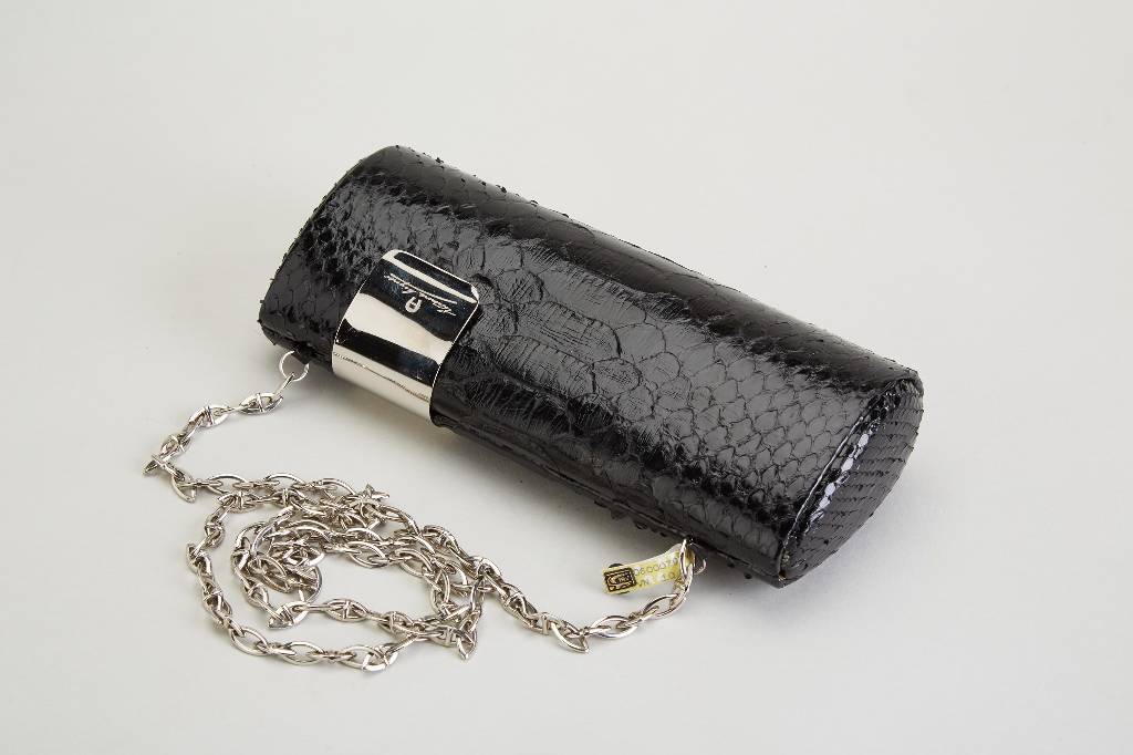 AIGNER Clutch, Python, schwarz, Schultergurt in silberf. abstr. Kettendesign, innen schwarzer Stoff, mit Ref.-Nr., ca. 20 x 8.5 cm, mit IRV Plombe ...