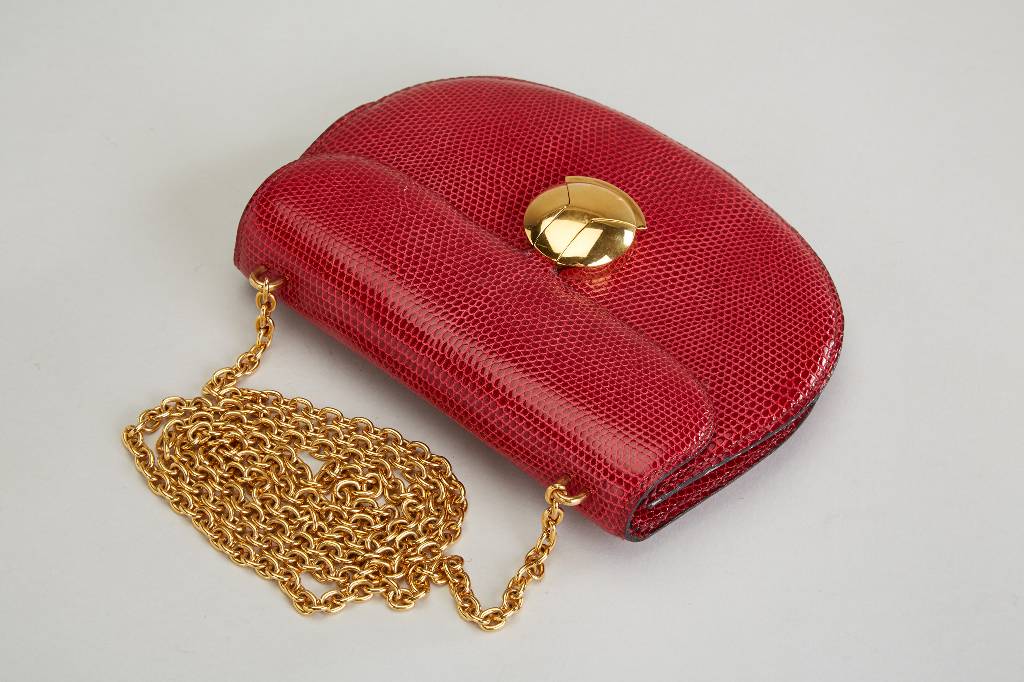 HERMES Umhängetasche, "OSAKA" Lizard, um 1970/80, rotes Eidechsenleder, innen bordeauxf. Leder, Schulterkette goldf., ca. 17 x 13 cm, ...
