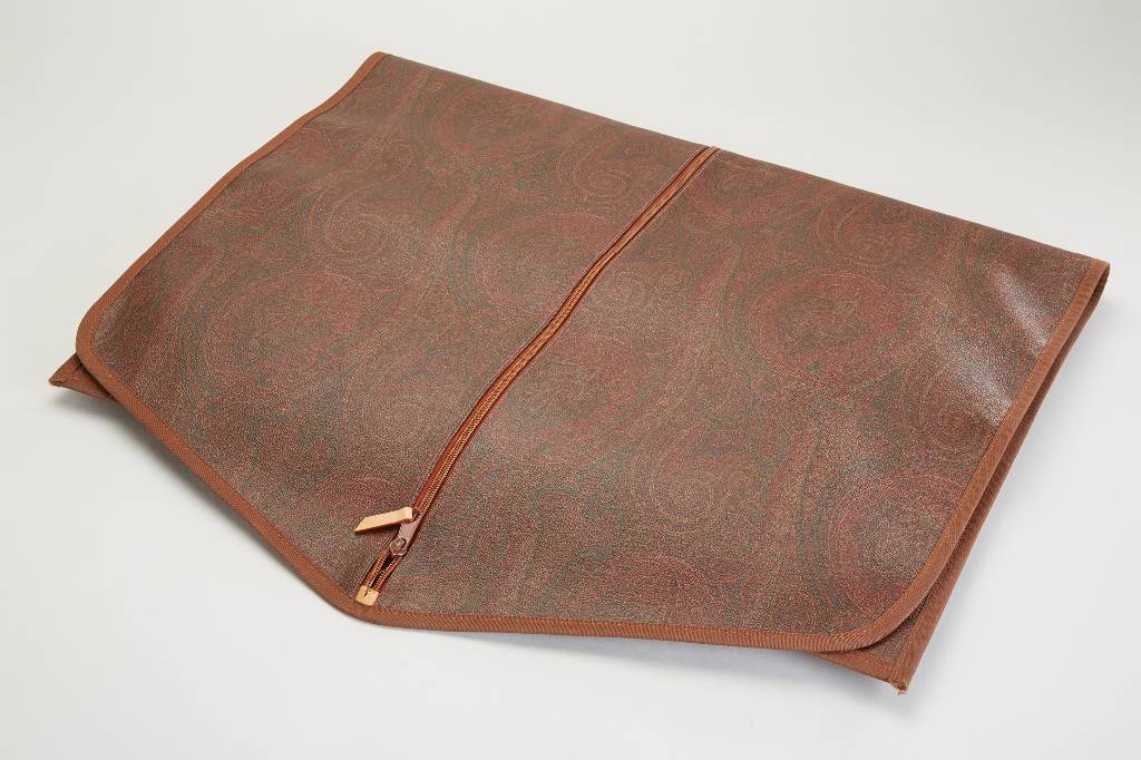 ETRO-Kleidersack, braune Synthetik, bt. Paisleymuster, Reißverschluß, zusammenklappbar für besseren Transport, ca. 100 x 59 cm, guter ...