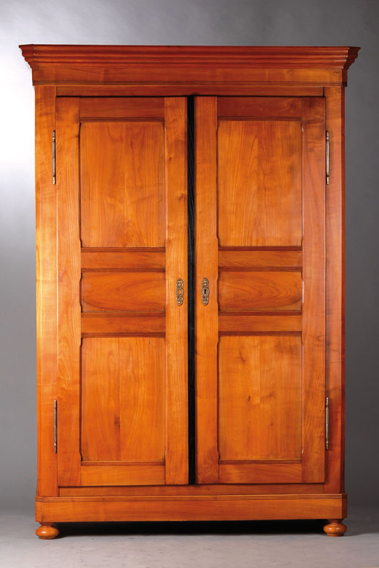 Biedermeierschrank, Elsaß um 1840/50, Kirschbaum massiv gespiegelt, Kopf vielfach getreppt, stehend auf gedrückten Kugelfüßen, Türen und Seiten ...
