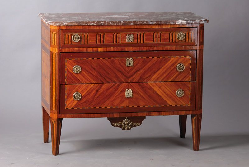 Kommode, Frankreich um 1860, im Stil des Louis-Seize, Rosenholz-, Makassar u. Ahornfurnier bzw. Einlagen, 3-schübig, stiltypische Messingbeschläge, ...