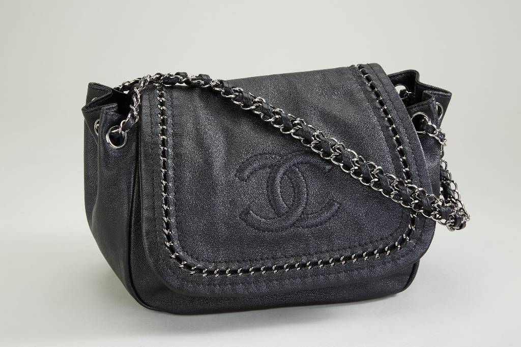 CHANEL-Handtasche, schwarzes Leder, Frontklappe mit abgestepptem CC-Zeichen Rändermit Chromkette durchwirkt, Schulterriemen Metall, ...