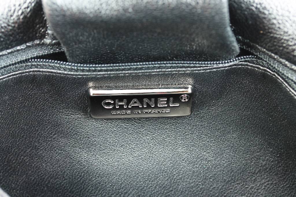 Detail b: CHANEL-Handtasche, schwarzes Leder, Frontklappe mit abgestepptem CC-Zeichen Rändermit Chromkette durchwirkt, Schulterriemen Metall, ...